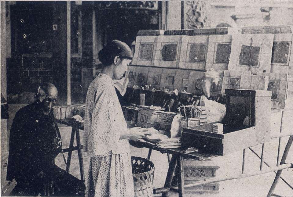 1930年代艋舺廟口販賣金銀紙的攤販
