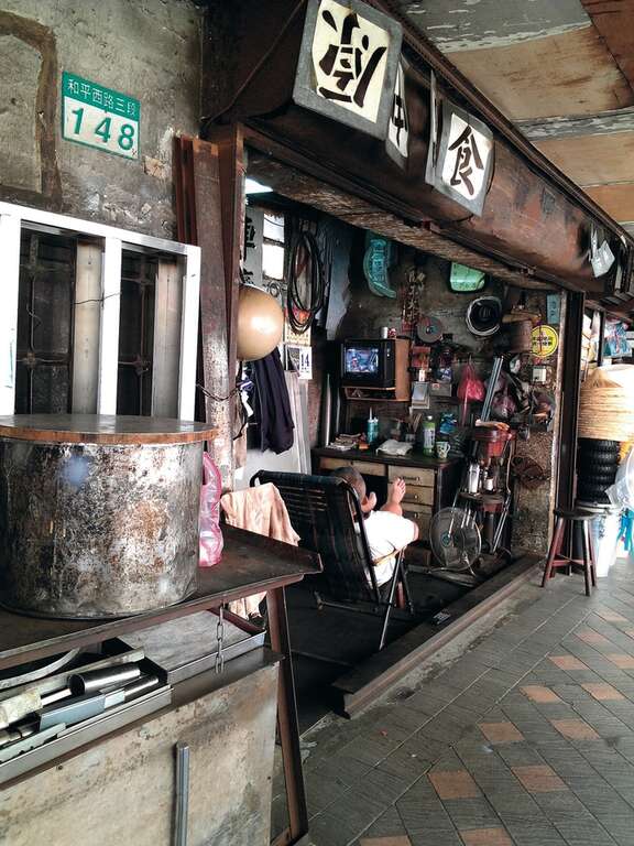 艋舺舊街裡仍留存許多傳統老店鋪