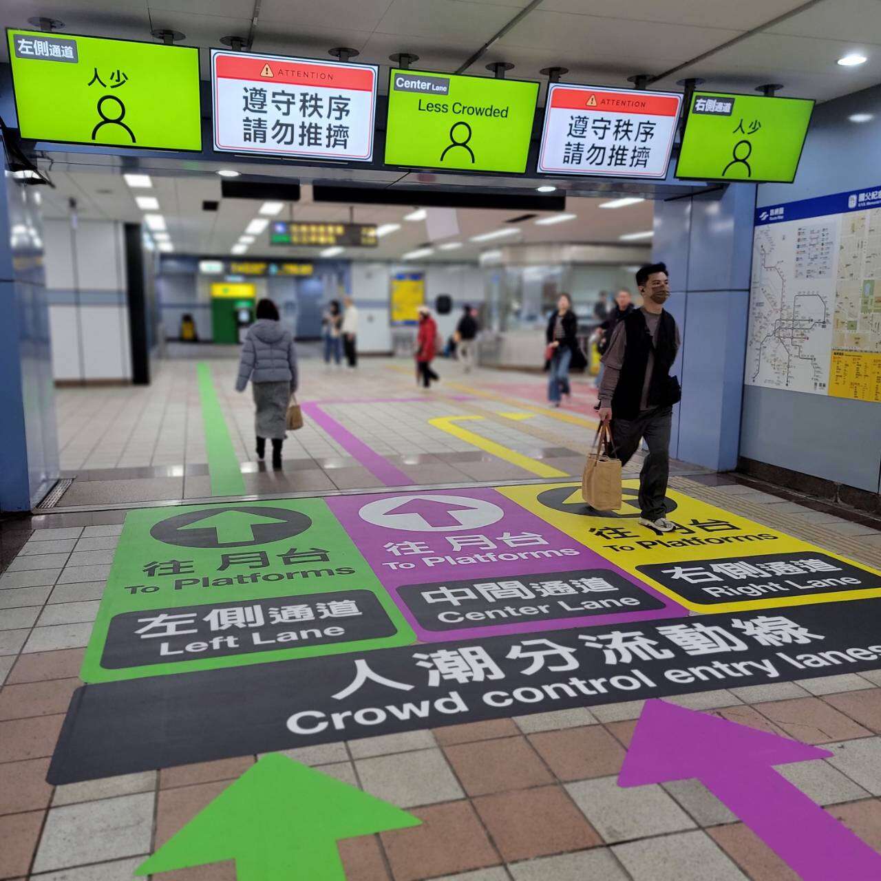 国父纪念馆站「人流显示面板」及「三色导引地贴」(图片来源：台北大众捷运股份有限公司)