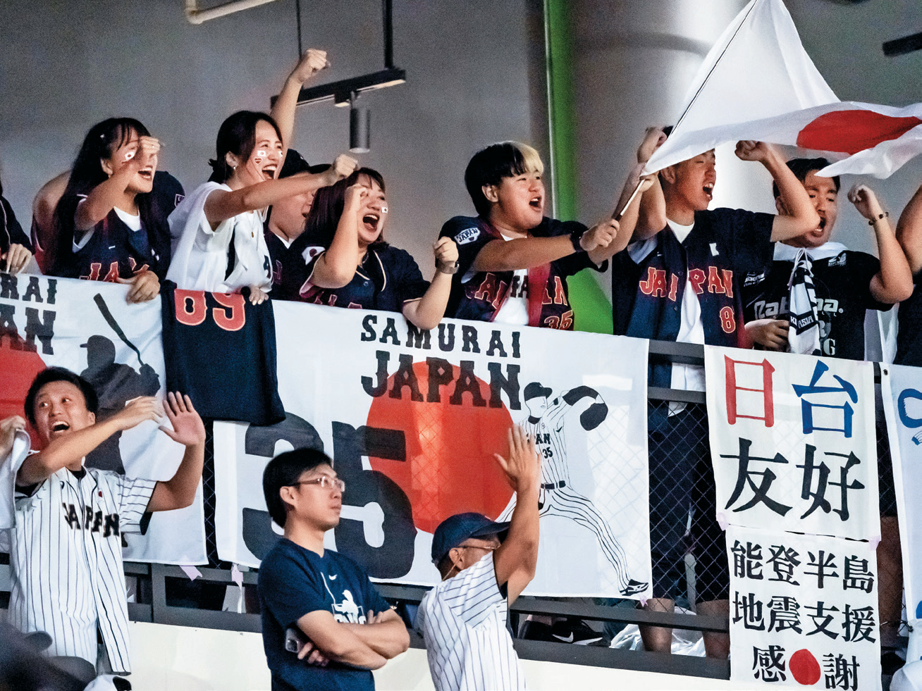 「2024世界12強棒球錦標賽」預賽在台北大巨蛋舉行，吸引國內外球迷到場觀賽。（圖／中華民國棒球協會）