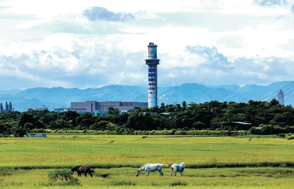 来到北投垃圾焚化厂的旋转餐厅，可一边用餐、一边欣赏美景