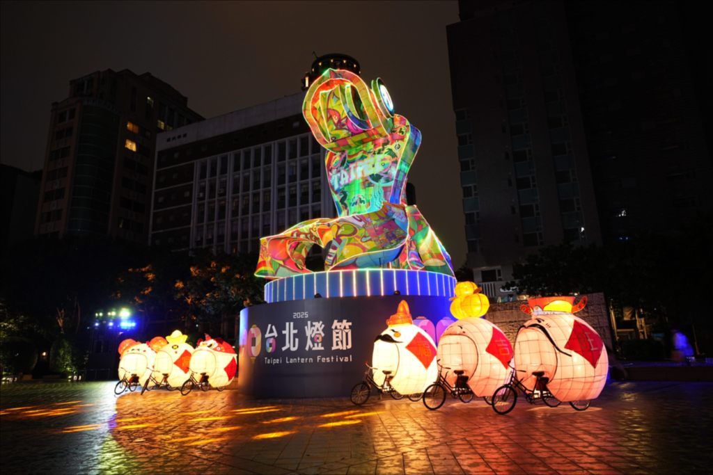 主燈「福蛇豆豆」旁的「六小福」元宵湯圓，以不同吉祥福氣餡料帶給市民團圓美滿的佳節祝福。(圖片來源：臺北市政府觀光傳播局)