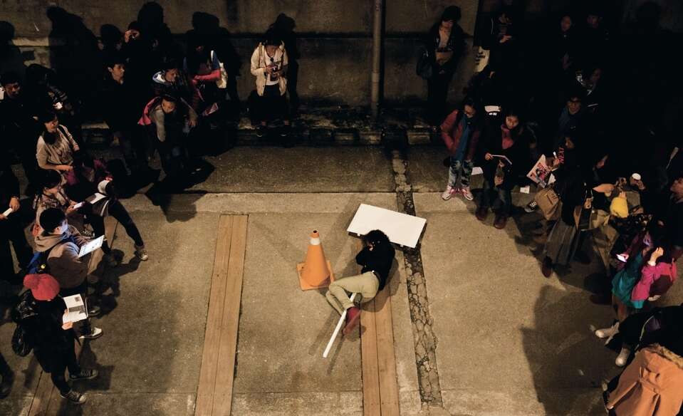 《背著你跳舞》在捷運地下道演出，舞出詩展演的多元可能