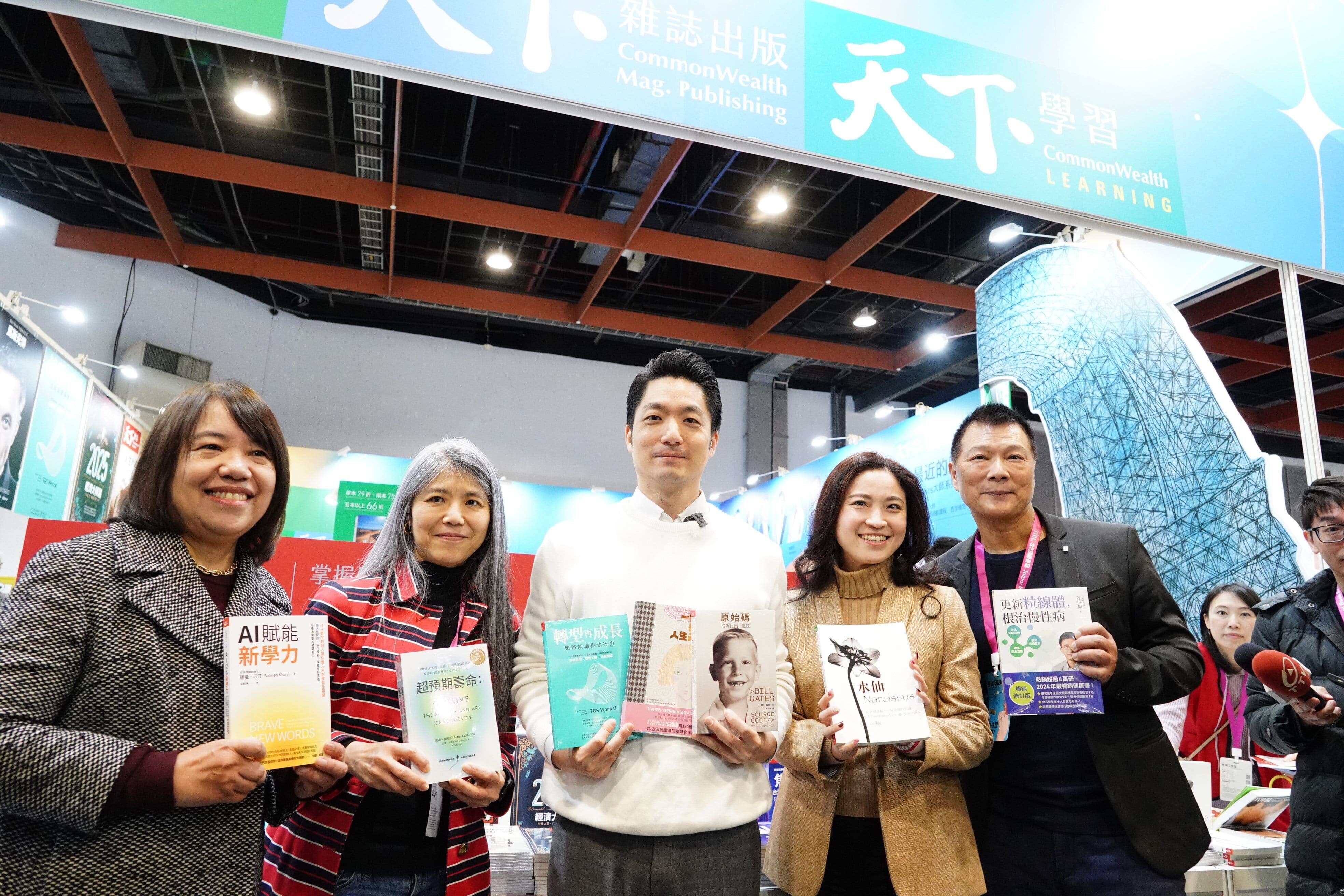 於天下雜誌參觀購書(圖片來源：臺北市政府文化局)