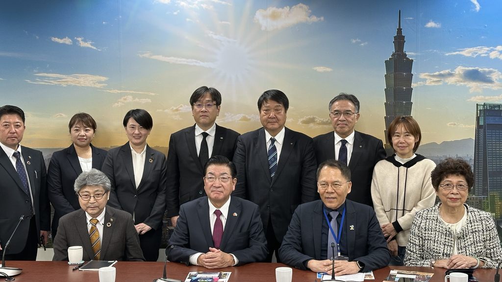 日本秋田县大仙市市长老松博行一行人来台与台北市观传局进行拜会交流。（第一排左二为日本秋田县大仙市市长老松博行、左一为大仙市议会议长古谷武美、第一排右二为台北市观传局局长王秋冬、右一为台湾旅游交流协会执委会主委赖瑟珍）(图片来源：台北市政府观光传播局)