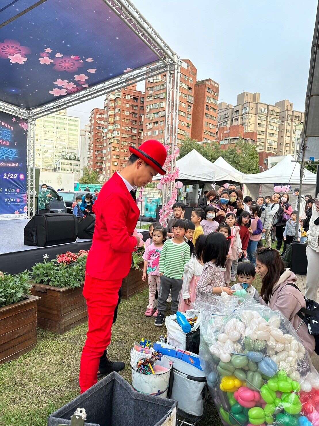 2024樂活夜櫻季-假日活動氣球互動(圖片來源：臺北市政府工務局公園路燈工程管理處)
