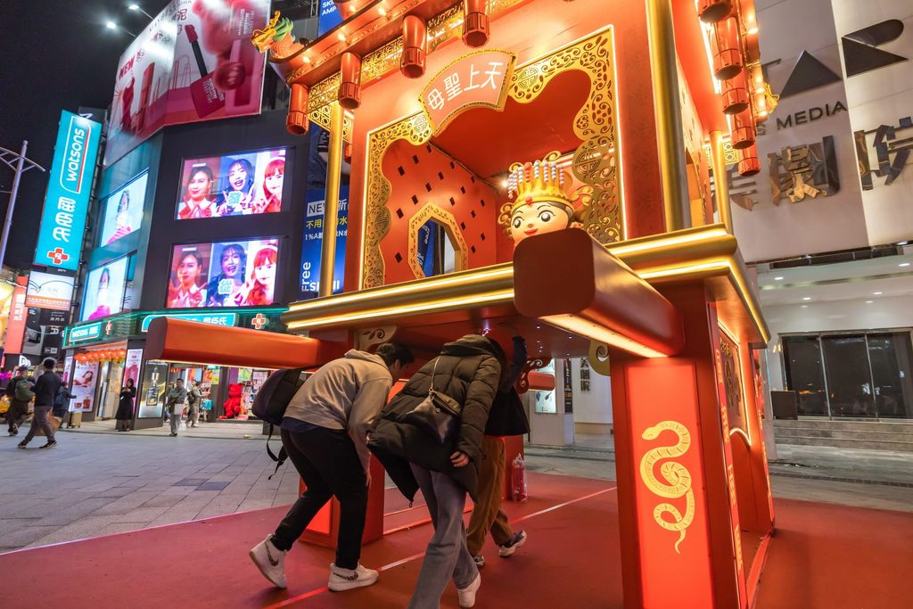 民眾可以捷運西門6號出口的台北天后宮「鑽轎腳」燈組下方鑽過，祈求平安、消災解厄，也同時體驗這項臺灣傳統文化儀式。(圖片來源：臺北市政府觀光傳播局)