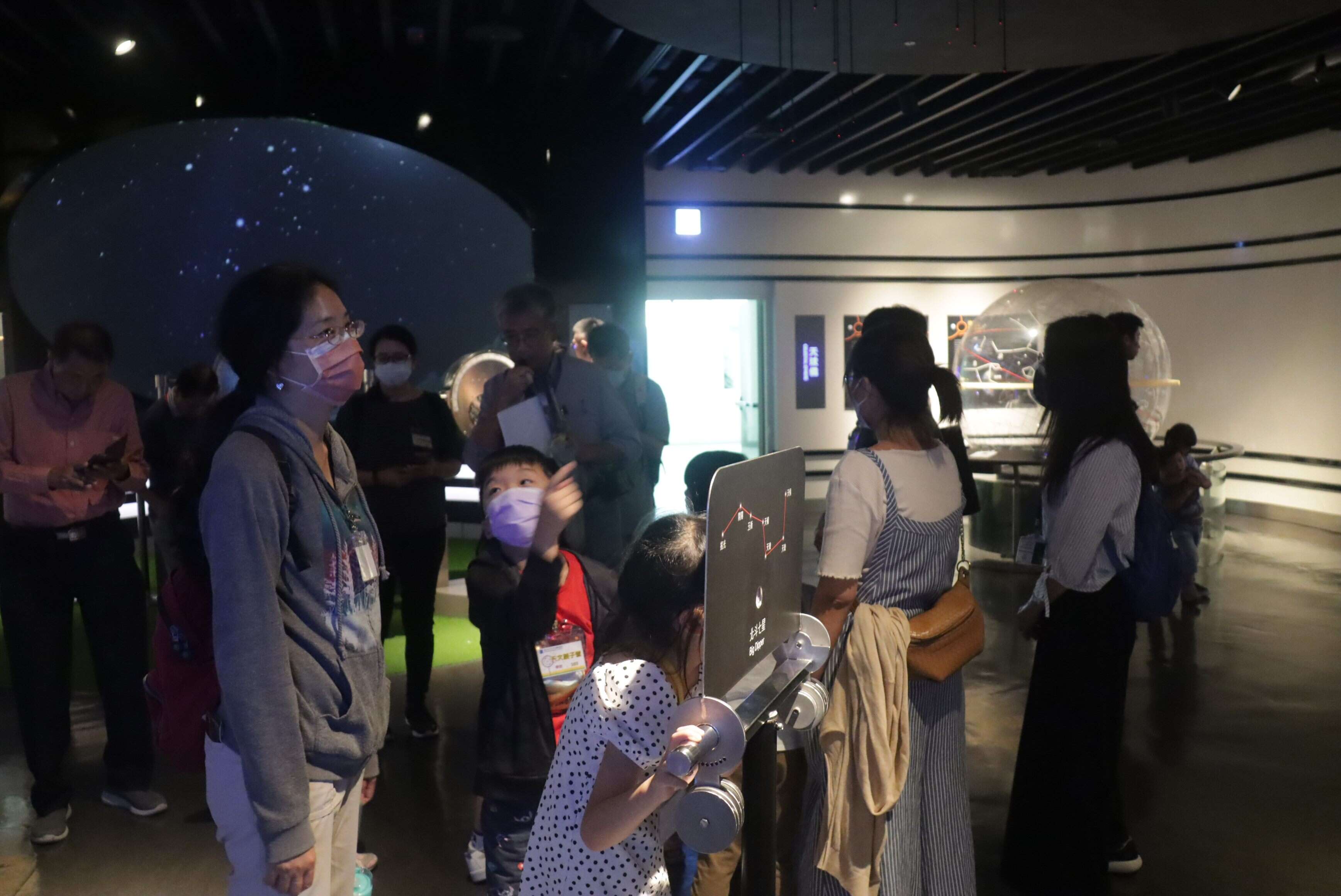 活動中透過星座展示和星象解說來認識星座！(圖片來源：臺北市立天文科學教育館)