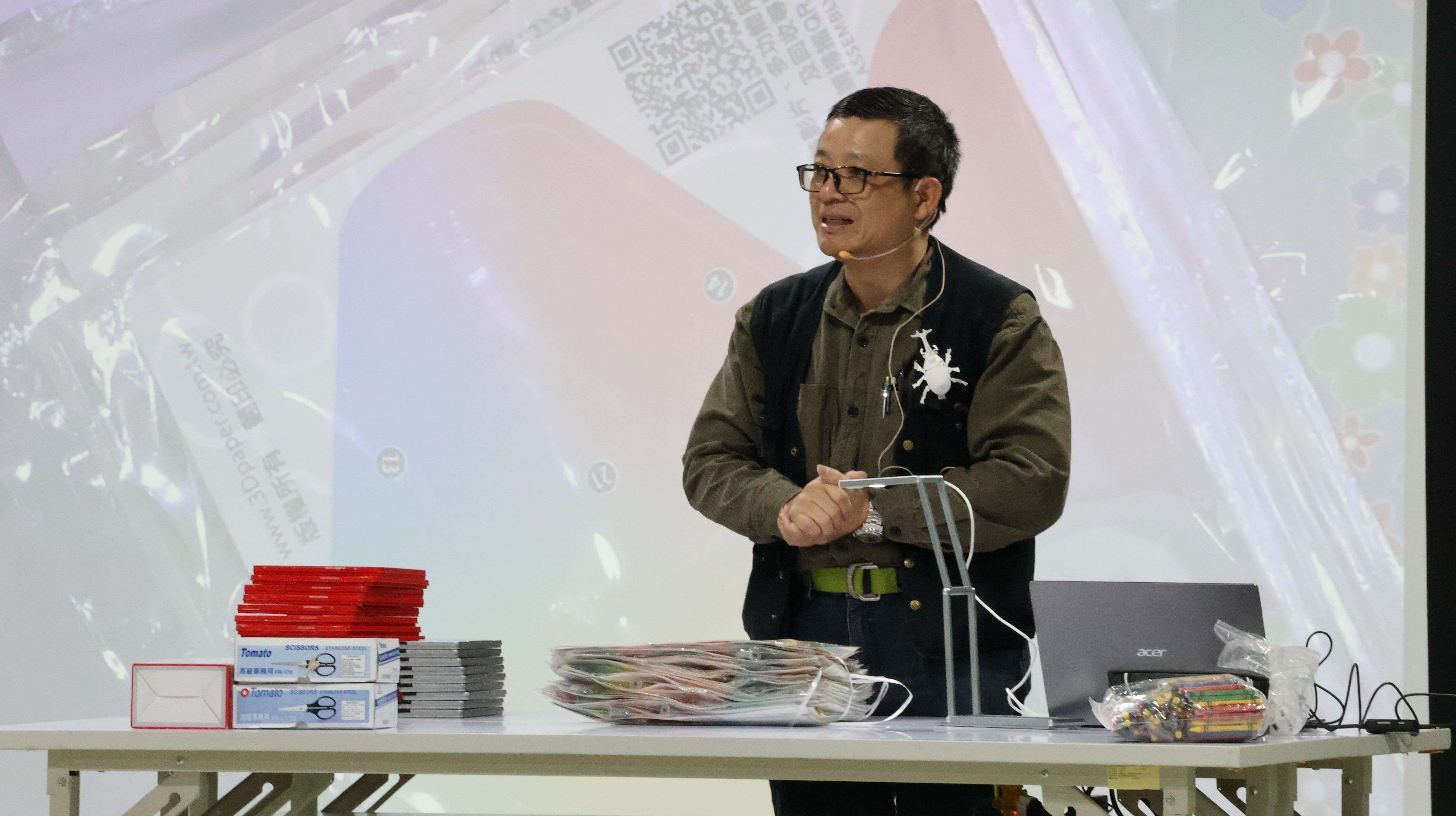 臺灣國際級紙雕大師－洪新富老師(圖片來源：臺北市政府青年局)