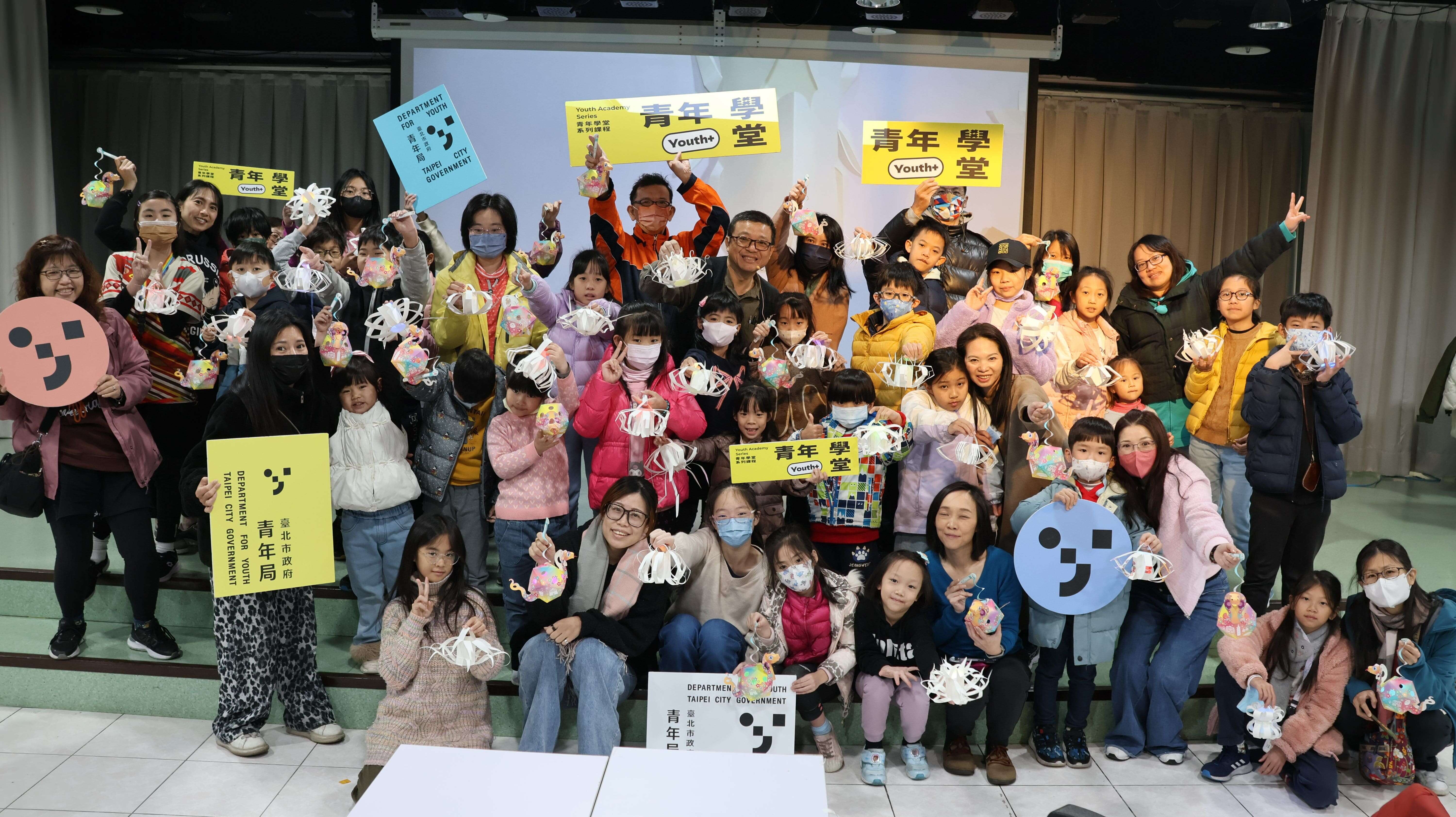 「創意提燈，職人帶路!」大合照(圖片來源：臺北市政府青年局)