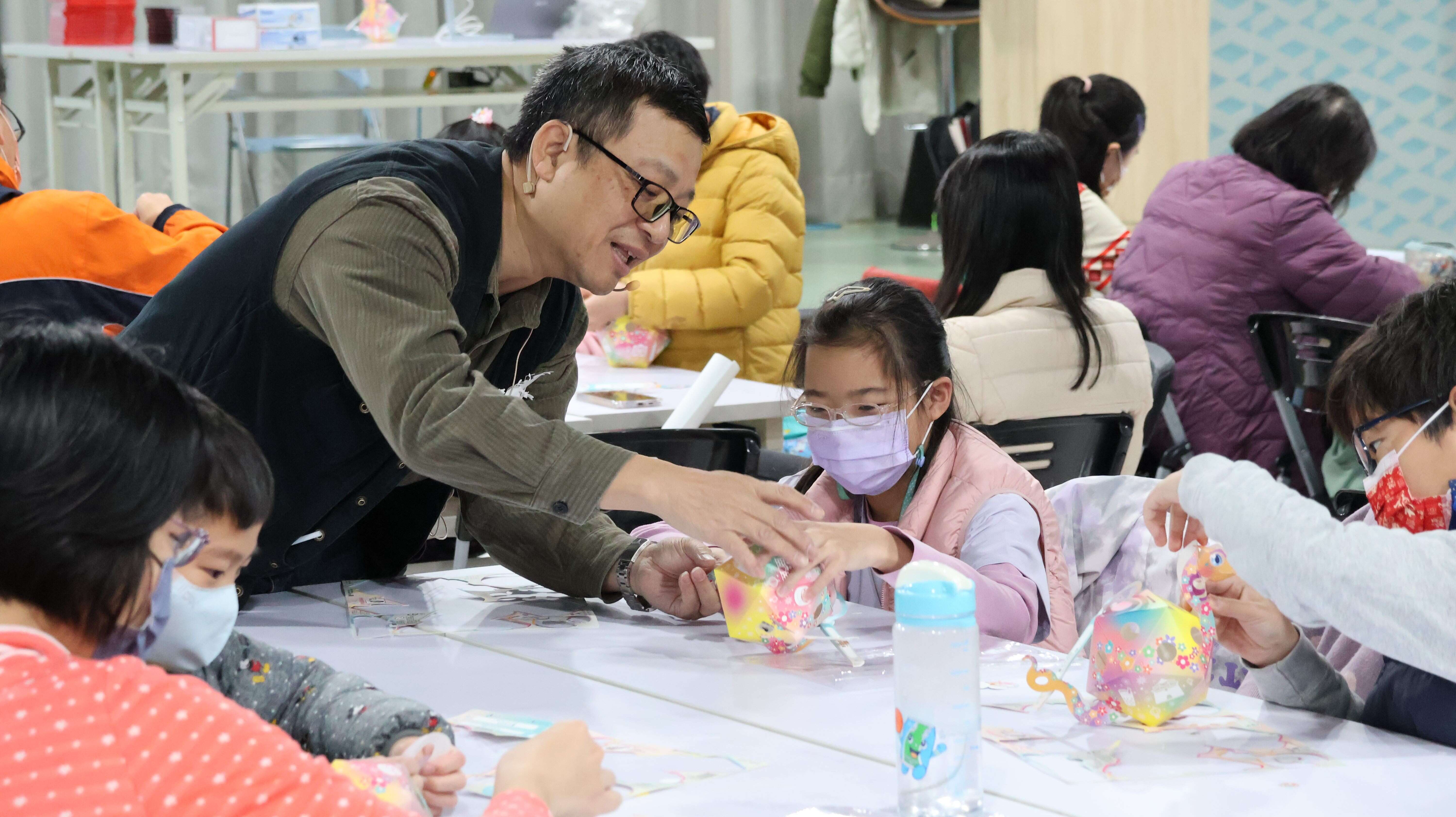 洪新富老師手把手帶領孩子們一起做「台北小Ｑ」(圖片來源：臺北市政府青年局)