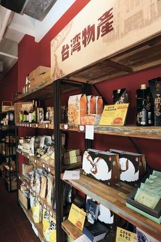 「台灣物產」這間店不僅販售特色小物，同時也讓遊客能更深入了解台灣各地的文化價值。