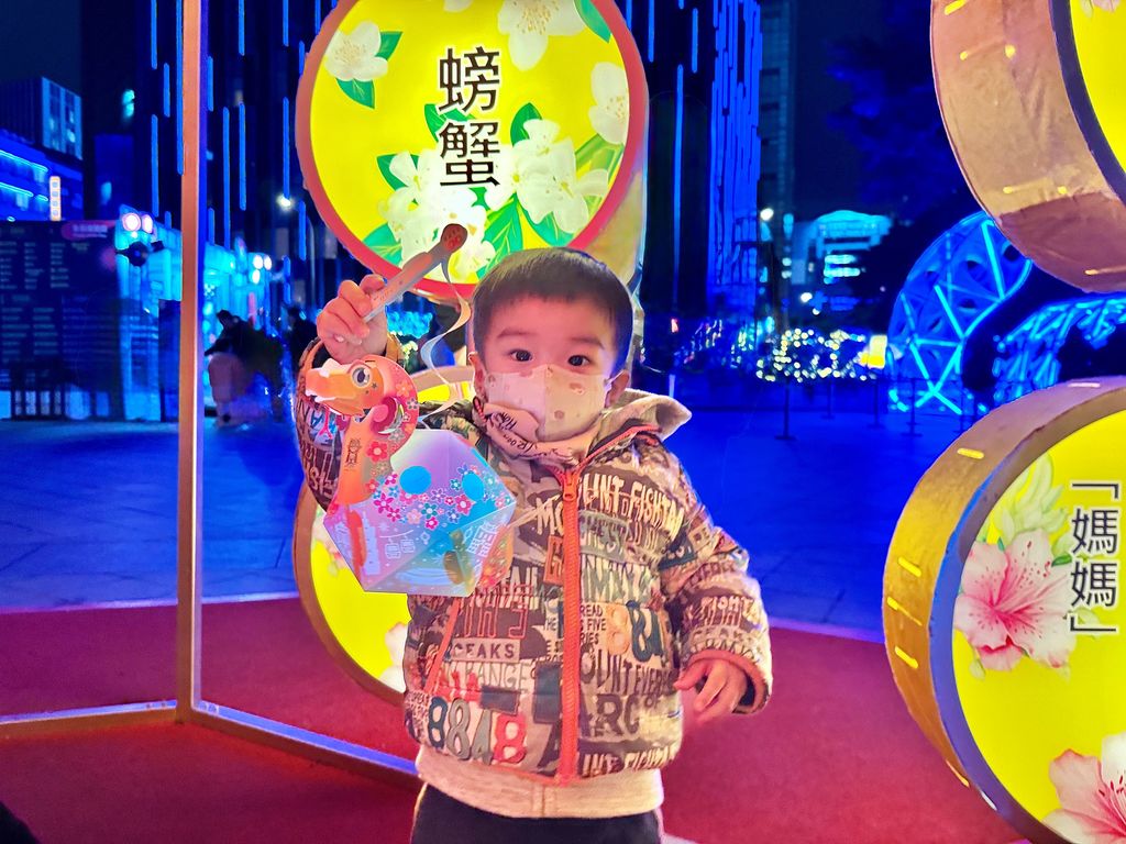 於元宵节当日，民众只要提着任一款小灯笼，即可至台北灯节展区4个服务台，兑换限量汤圆，祝福大家新一年团圆美满、好运连连。(图片来源：台北市政府观光传播局)