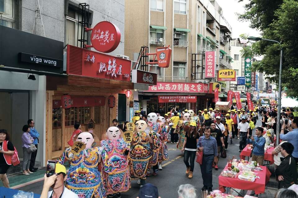 远从屏东来的忠勇公遶境永康街，沿途吸引不少民众驻足观礼