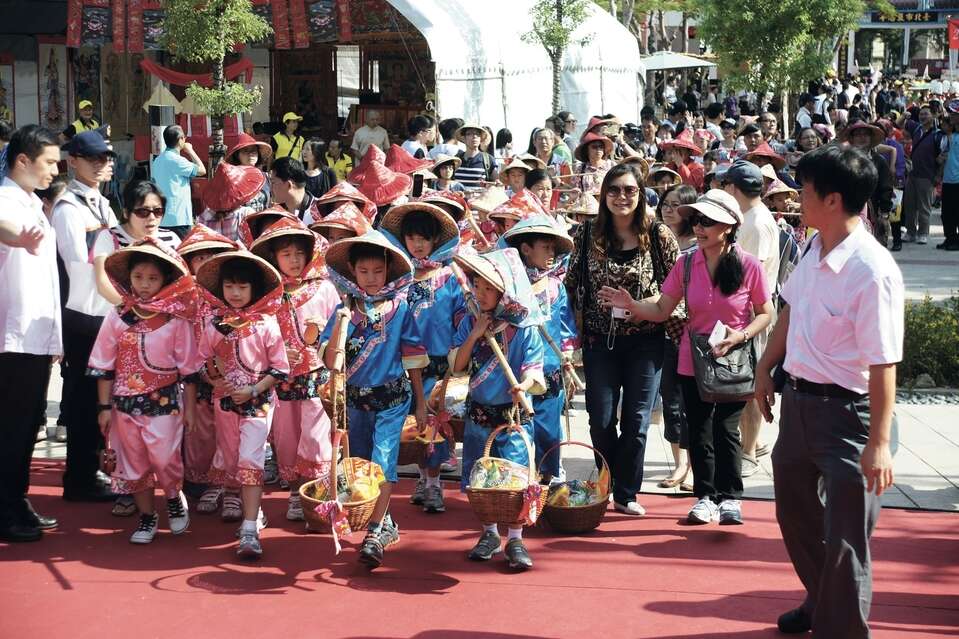 小朋友们也来参加挑担奉饭活动，替活动增添不少乐趣