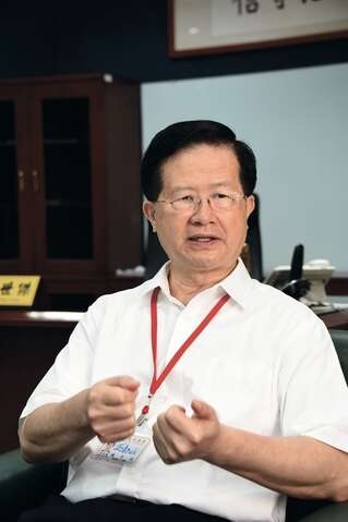 台北市政府卫生局局长黄世杰受访时浑身散发出医者气质。