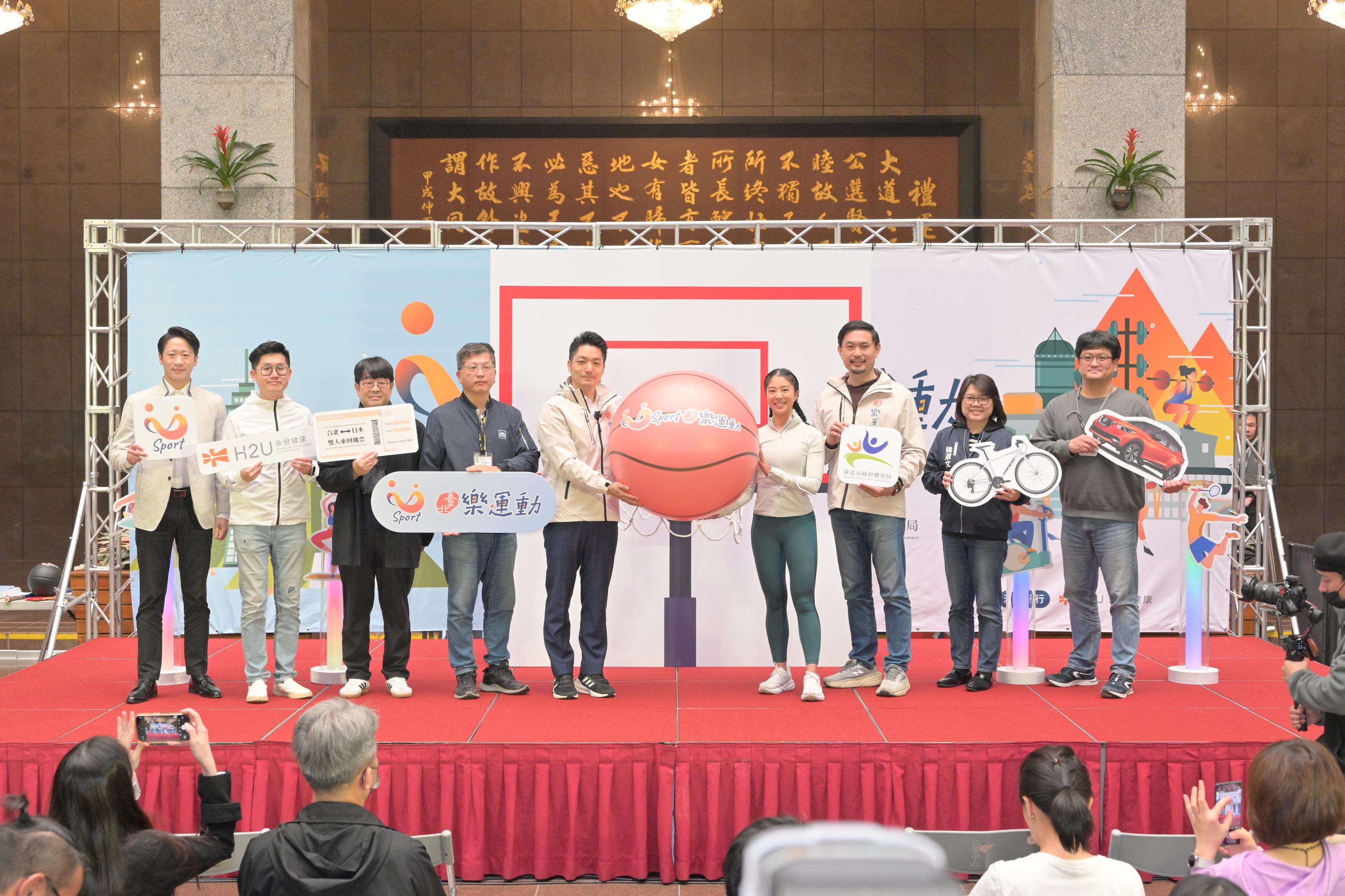 台北市蒋万安市长2月12日宣告「2025 U-Sport」计画再升级，除延续「加码送」1500元运动抵用金外，「乐集点」运动入场满36次後，每次集5U币翻倍为10U币，且今年再推出「U-Walk」计步集点新功能，日常健走跑步也能集U币，而「好康抽」最大奖更跃升为市价约80万的轿车(图片来源：台北市政府体育局)