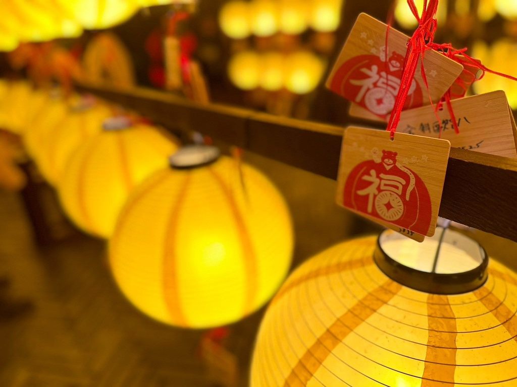 西本願寺的「祈福燈林」，相當適合與心愛的他，一起在祈福卡下許下美好祈願，創造如紀念日般的浪漫回憶。(圖片來源：臺北市政府觀光傳播局)