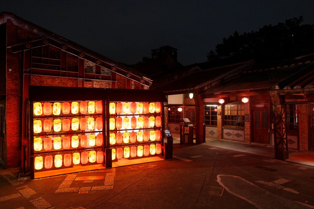 剝皮寮歷史街廣州街入口的「剝皮寮燈牆」，燈籠上繪製杜鵑花與海芋，溫暖柔和的燈光氛圍，是最佳告白浪漫場所。(圖片來源：臺北市政府觀光傳播局)