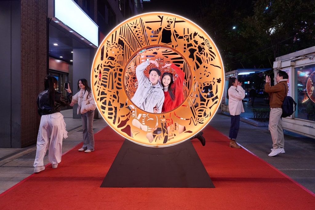 鄰近捷運西門站1號出口的「白蛇轉」，不僅適合拍攝互動式合影，當兩人站在燈組中央，浪漫氛圍瞬間拉滿。(圖片來源：臺北市政府觀光傳播局)