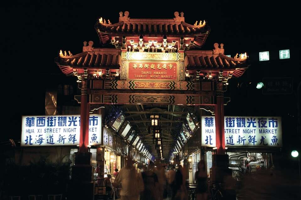 华西街观光夜市紧邻龙山寺，吸引许多观光客前来品尝道地台湾小吃