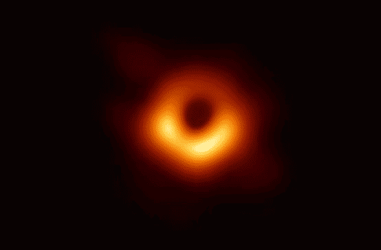 2019年所公布的第一幅黑洞影像，位於M87星系中心。(圖片來源：Event Horizon Telescope Collaboration)