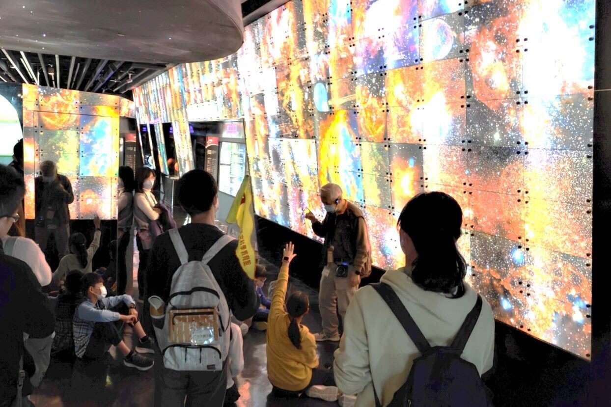專業解說員在活動中帶領親子探索展示場!(圖片來源：臺北市立天文科學教育館)
