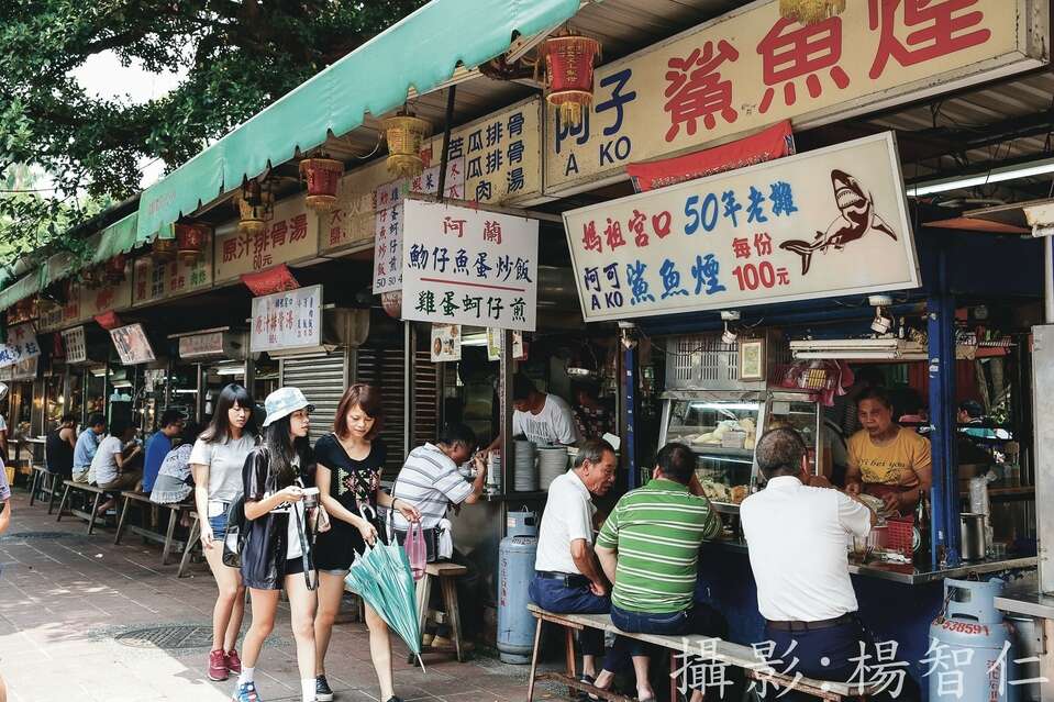 慈聖宮兩側食攤林立，小吃、家常合菜一應俱全。