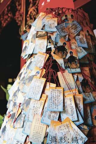 每逢考季，文昌祠主殿前挂满祈求金榜题名的许愿卡。