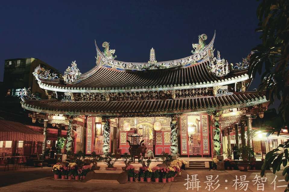 保安宮建築細膩精緻，石獅及八角蟠龍檐柱尤其精美。