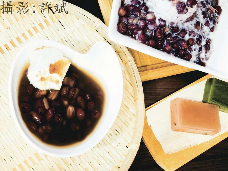一碗红豆汤配上手工羊羹，享受一段甜蜜的下午茶时光。