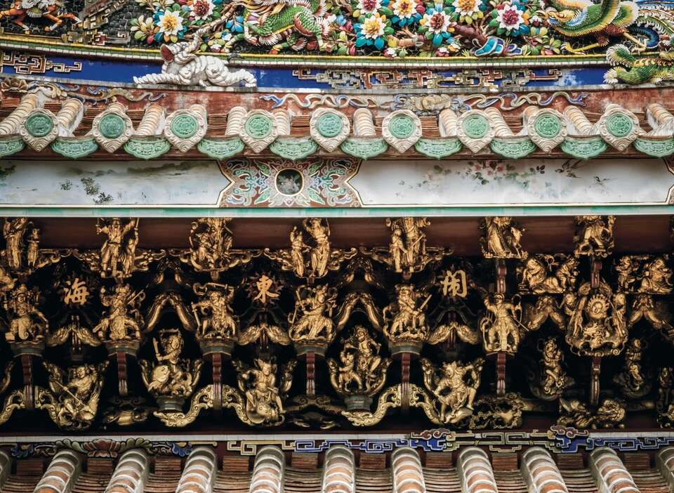 保安宫正殿屋顶重檐的「八仙大闹东海」木雕斗拱。