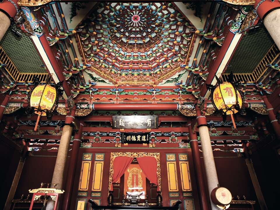 台北孔庙主祭孔子的大成殿，吸引日人前来朝圣。