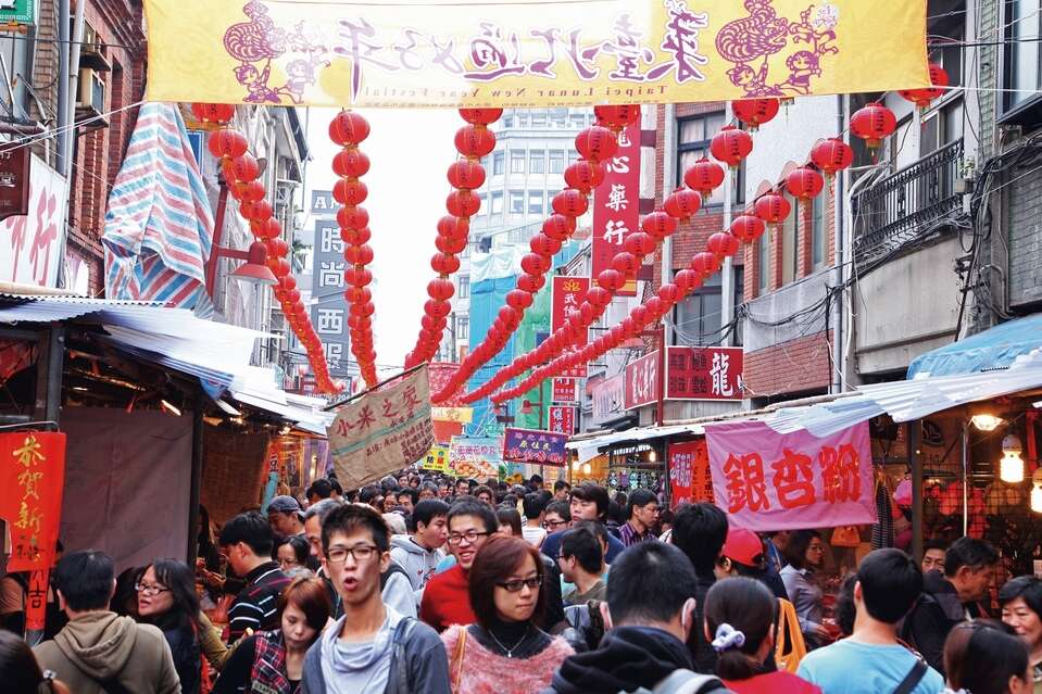 热闹的迪化街是南北货、中药和布匹批发的集散地。（王能佑摄）