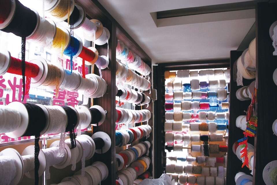 朝陽服飾材料街飾品材料種類多樣且齊全。(圖/台北市政府產業發展局提供) 朝陽服飾材料街飾品材料種類多樣且齊全。(圖/台北市政府產業發展局提供)
