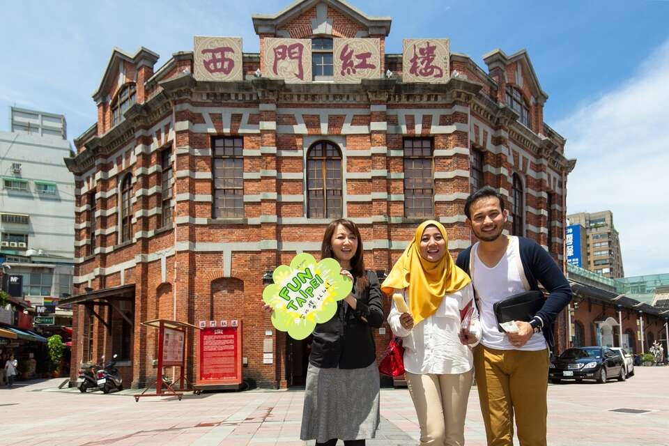 台北市觀光傳播局局長簡余晏（左）充當導遊，帶著YANA 夫婦逛西門紅樓。（潘俊霖攝）