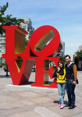 YANA夫妇在台北一○一大楼前的公共艺术「LOVE」留影。