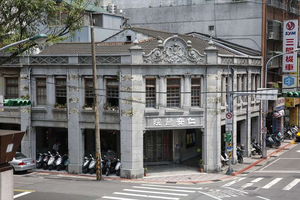 全台第一间全栋完整保存的医生馆「仁安医院」。（杨智仁摄）