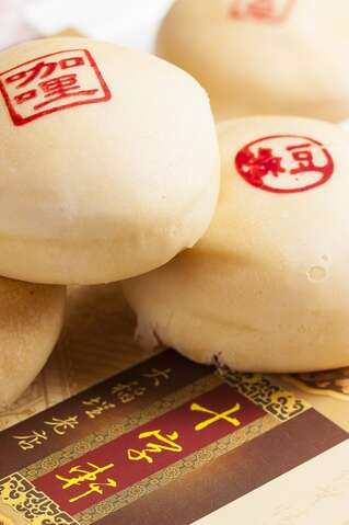 到附近的糕饼舖选些糕点外带，可作为现成的野餐点心。（杨智仁摄）
