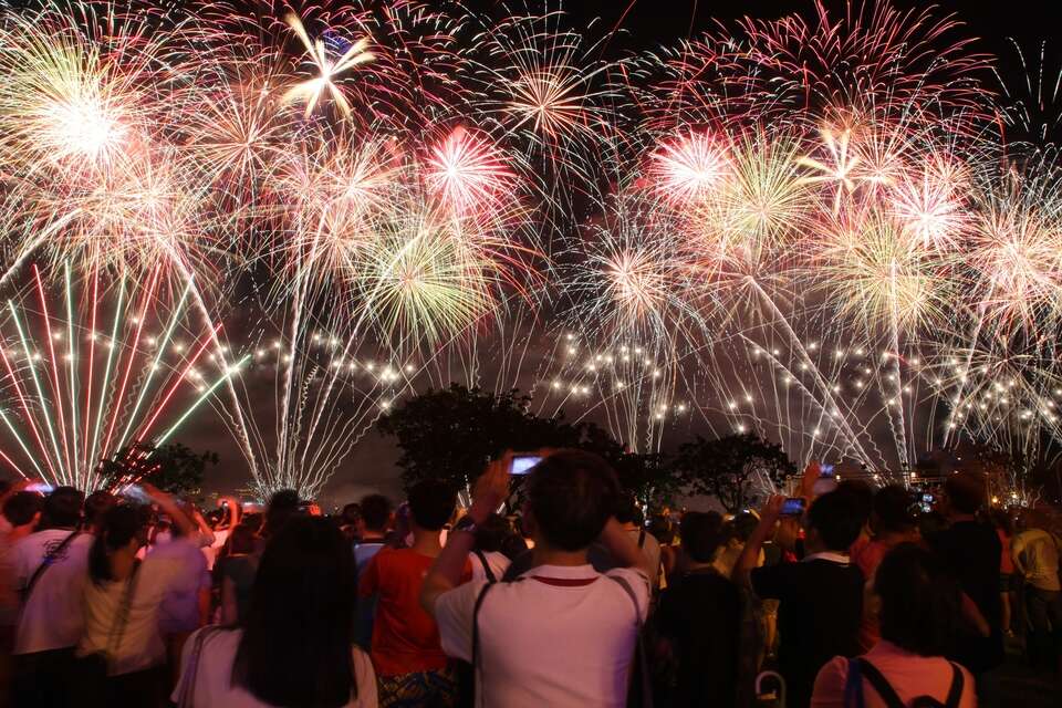大稻埕码头有烟火施放，火树银花，璀灿动人。（杨智仁摄）