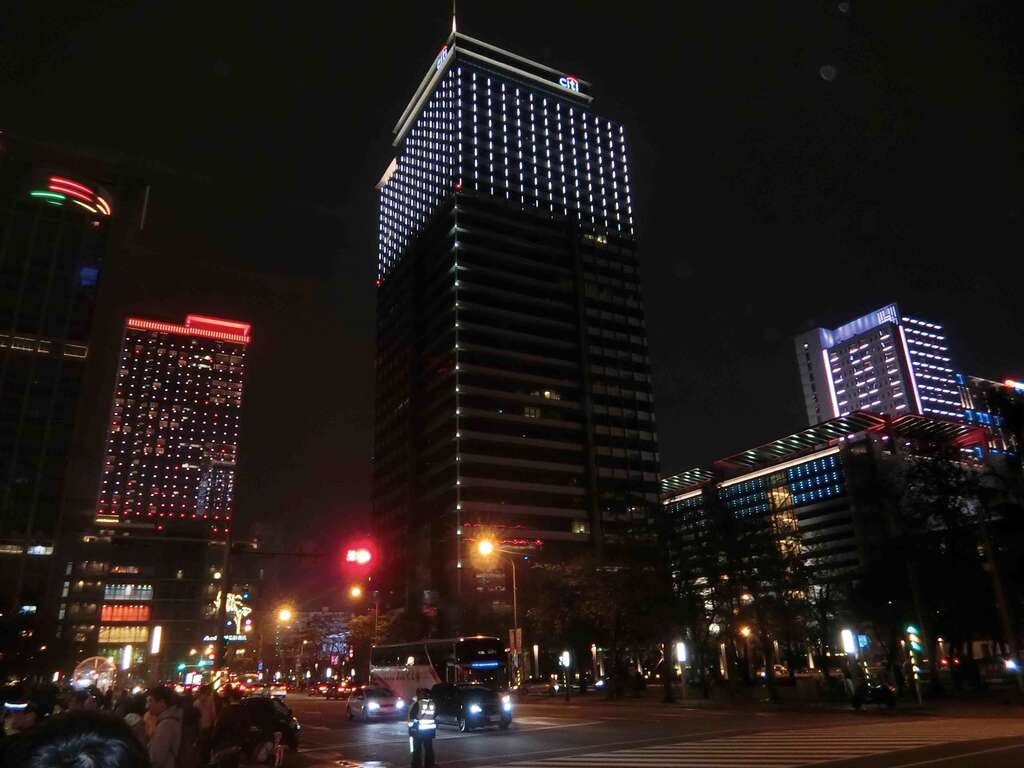 信义商圈指标型建物关灯前.jpg