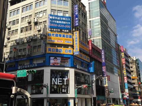 馆前路如今欧风建筑尽失，留下台北市长柯文哲眼中招牌凌乱的中华民国式美学。（鱼夫摄）