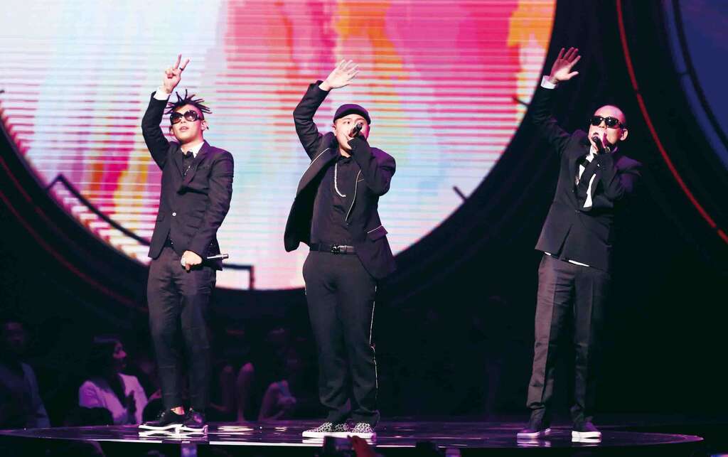 ▲由健志（左）、洋葱（中）、春风（右）3位年轻人组成的「玖壹壹」，是目前台湾最火红的饶舌团体。（图／中央社提供，张新伟摄）