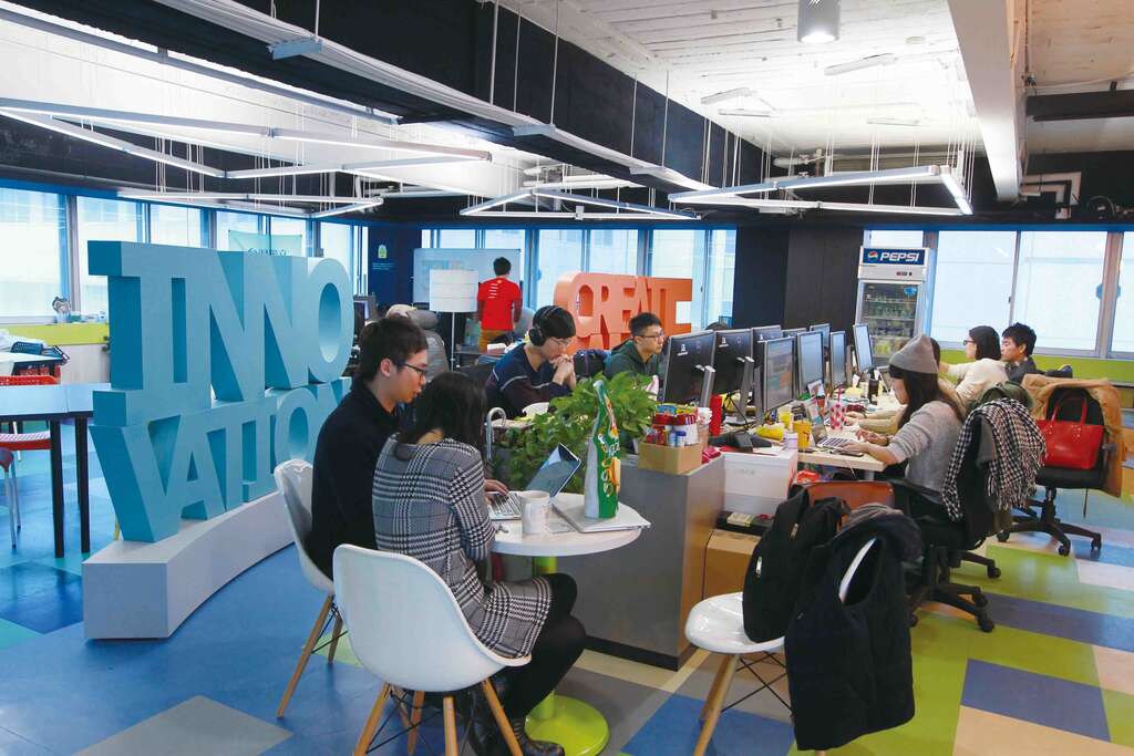 提供团队进驻的共同工作空间，软硬体设施一应俱全，可为刚起步的团队节省行政支出