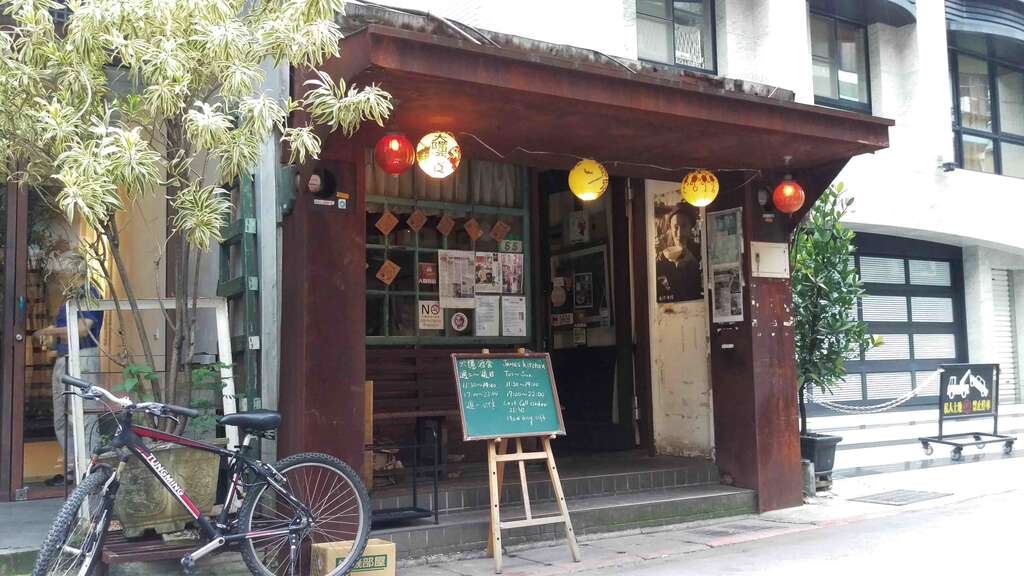 永康街有着宜动宜静、互为表里的多层次文化况味。（兰萱摄）