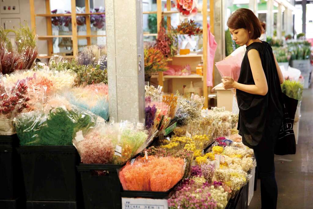 台北花市內各家攤商花卉爭豔，有如充滿人文氣息的花卉農創市集。（楊智仁攝）
