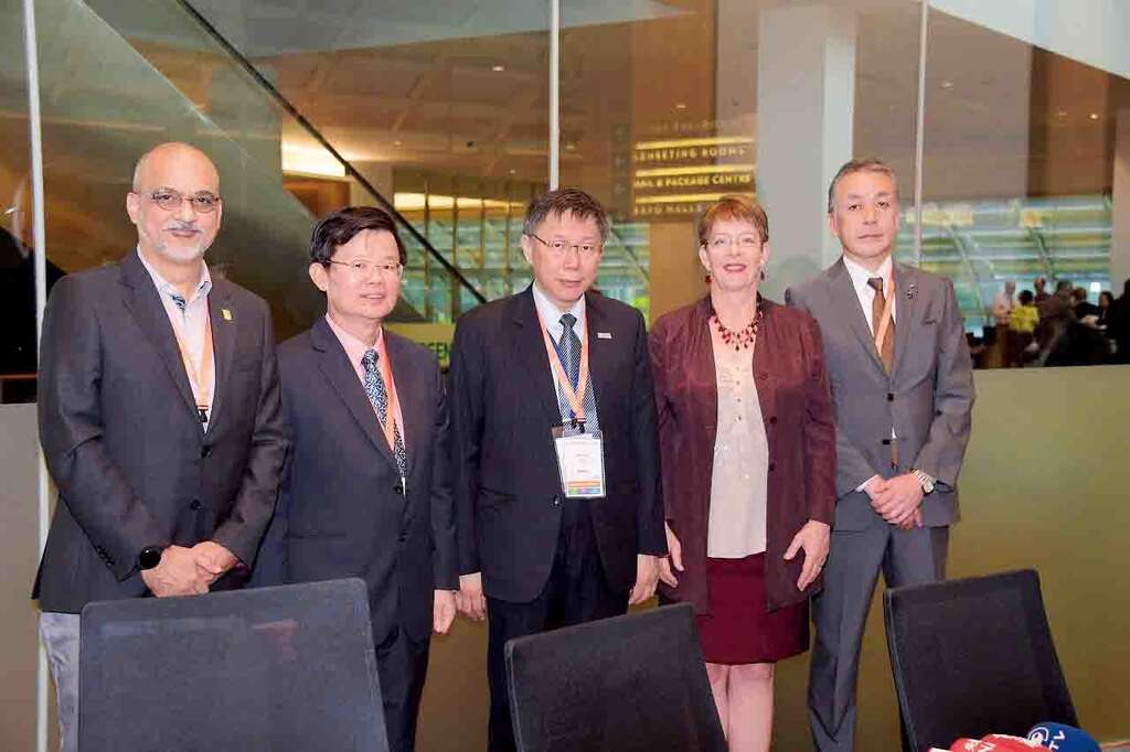 柯P与台北市之姊妹市、夥伴市代表相见欢。（由右至左：横滨市市长平田敏英、威灵顿市市长Celia Wade-Brown、台北市市长柯文哲、槟城地方政府交通与防洪部长曹观友、巴拿马市都市计画局局长Manuel Brute）。（黄中台摄）