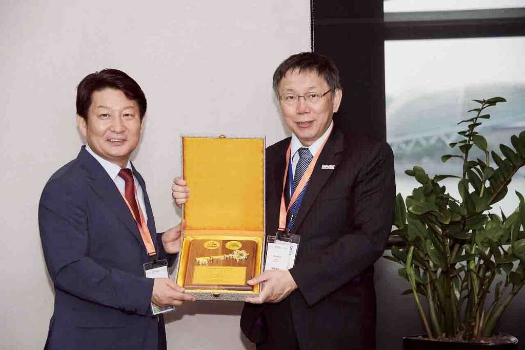 柯P将市钥致赠韩国大邱广域市市长权泳臻。（黄中台摄）
