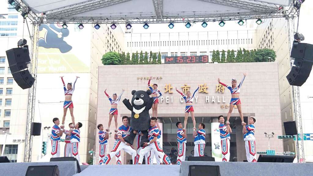 熊讚與競技啦啦隊一起表演〈熊讚之歌〉，充滿熱情與活力。（鄧羽晴攝）
