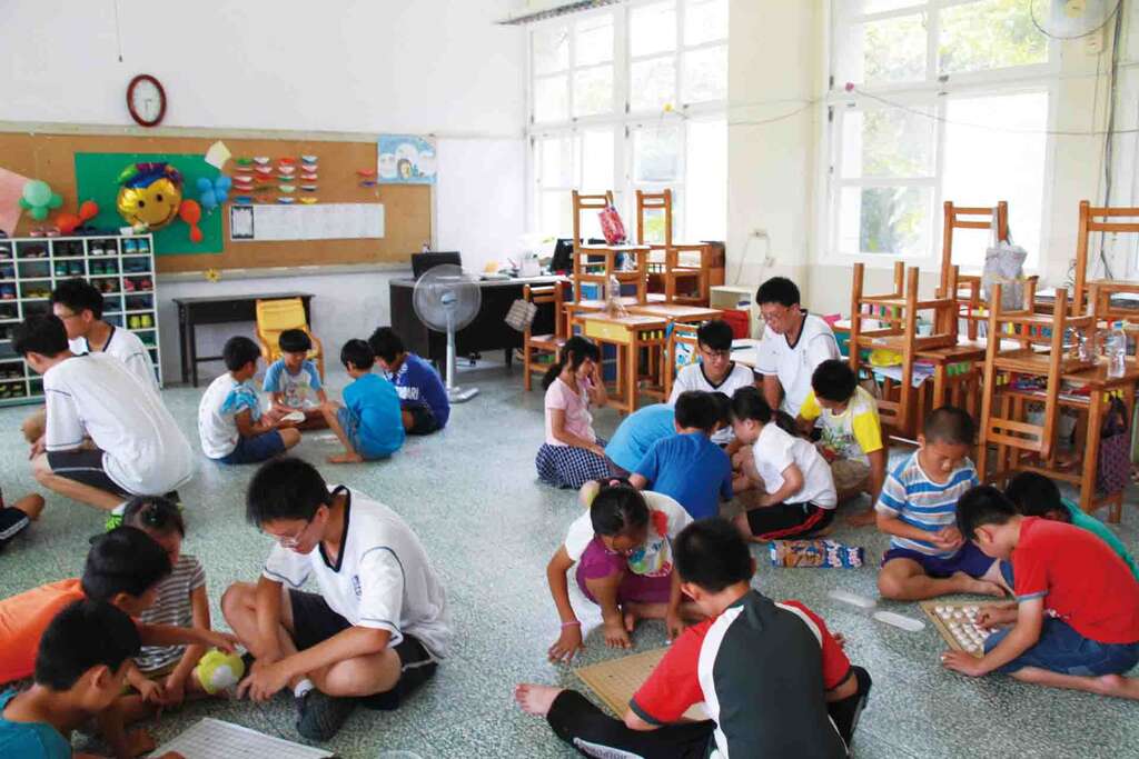 建中生「勇於付出的十六岁」团队在偏乡的服务过程中，学会与孩子站在同一水平看待「学习」。（图／台北市青少年发展处提供）